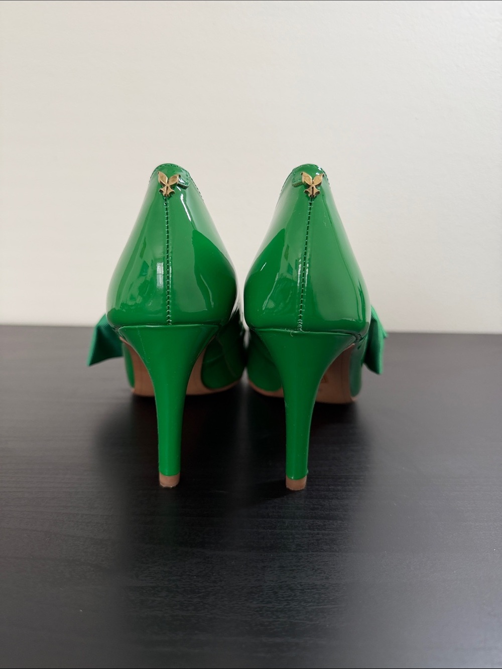 J.Renee Green Patent Pointed-Toe Pumps with Bow. Size 8 - Picture 4 of 6